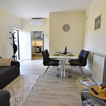 Charmantes Neues Mit Terrasse Naehe Enea 2 Apartman Savudrija